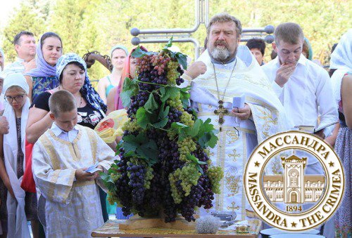 Яблочный Спас: в Крыму освятили «виноградное дерево» «Массандры»