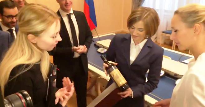 Депутату национального собрания Франции подарили «незабываемое» вино «Массандры»